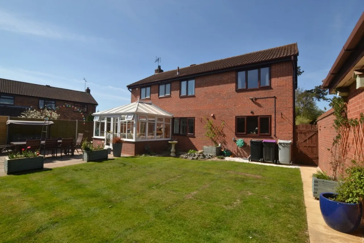 4 bed house for sale — Broomwood Close, Grantham