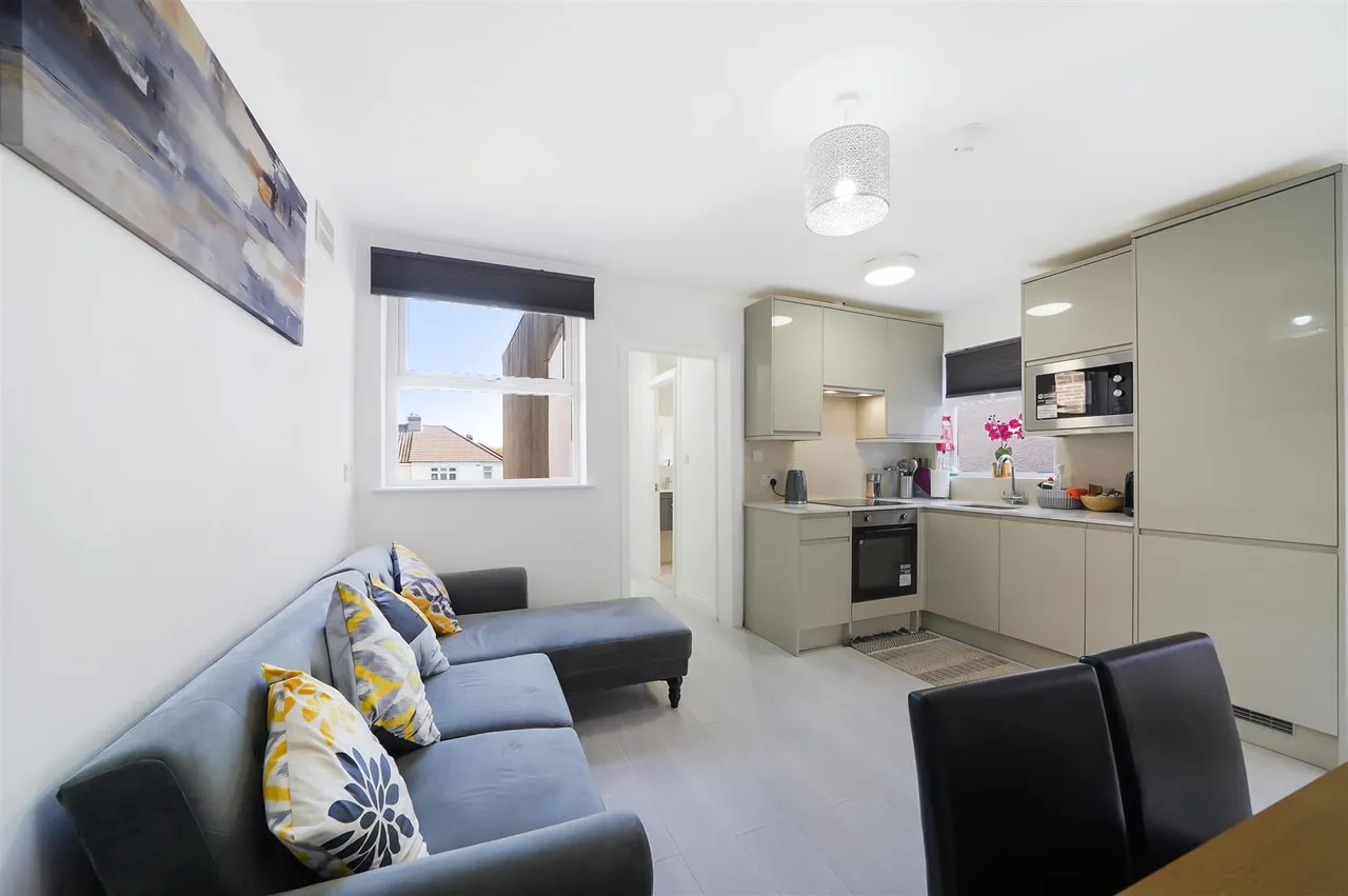 Eton Avenue, Wembley, HA0, photo 5