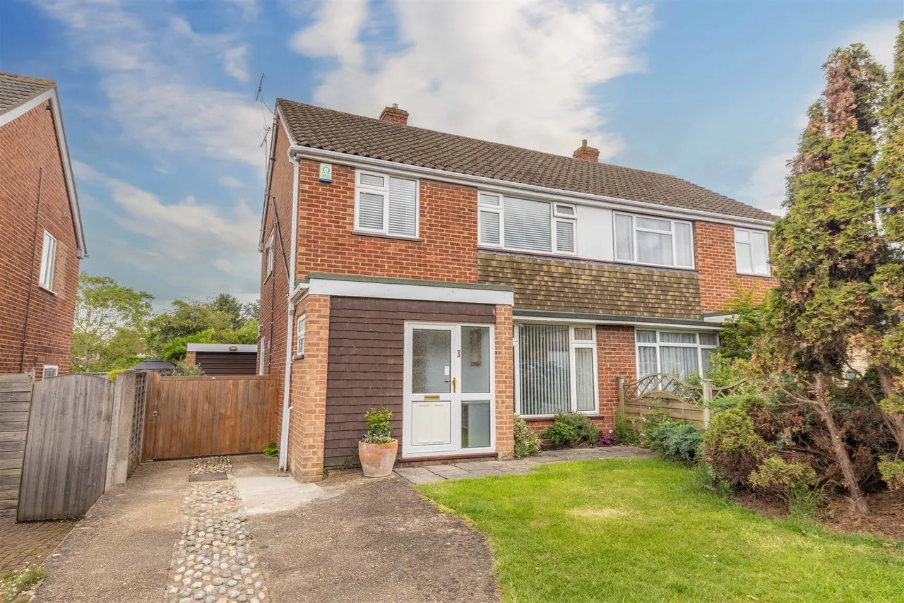 3 bed house for sale — Priors Road, Windsor, SL4 4PD