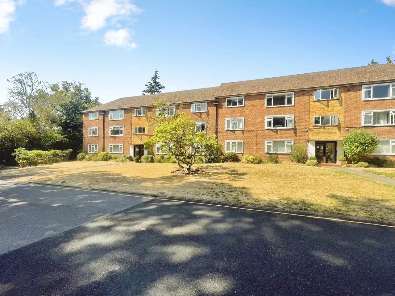 2 bed flat to rent, Christchurch Road, Virginia Water, GU25