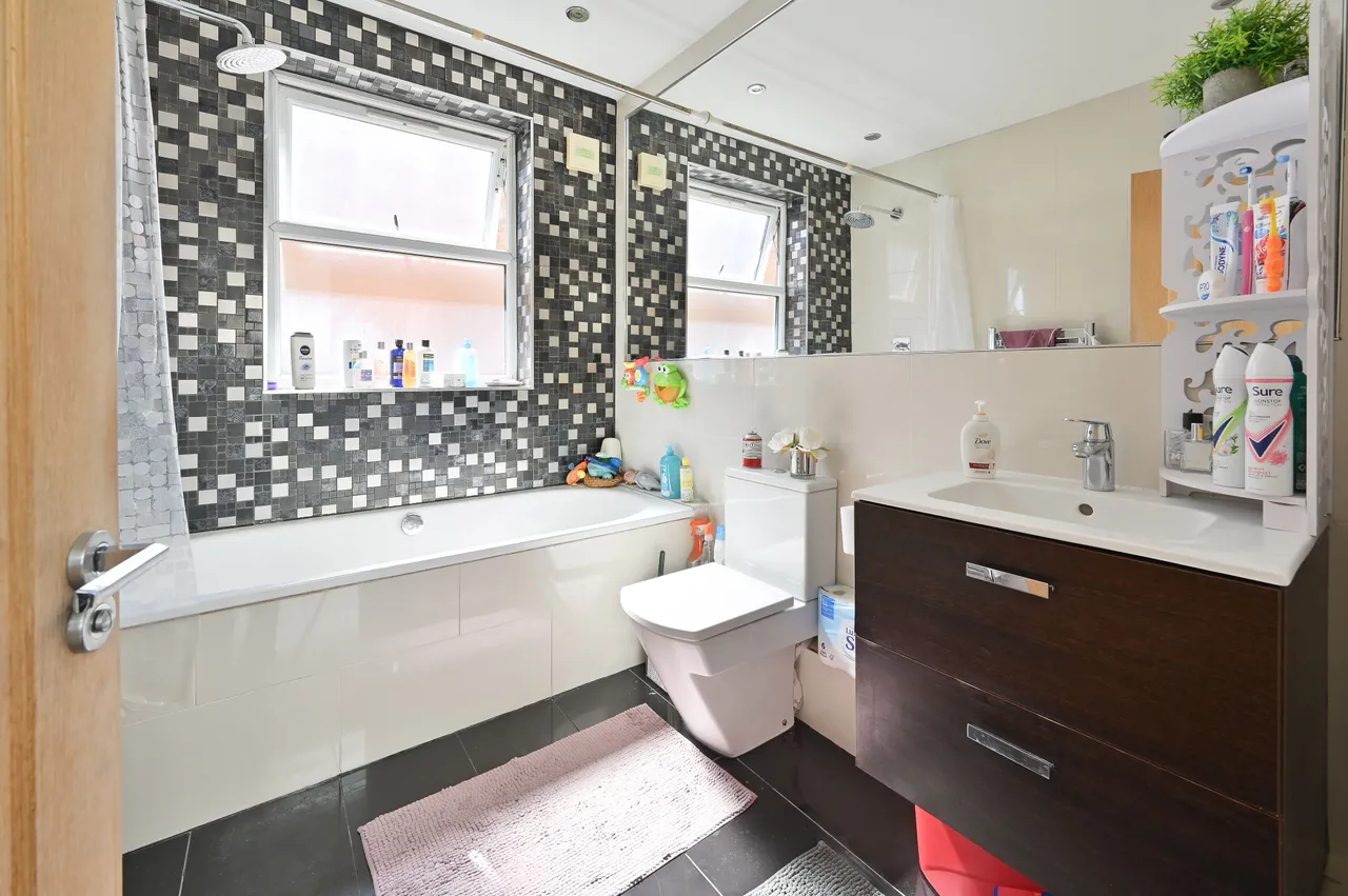 Flat 3, 7 Welldon Crescent, Harrow, photo 6