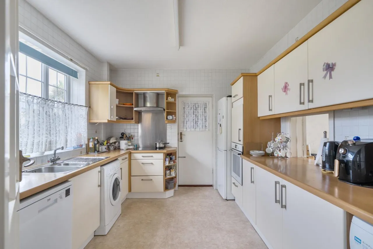 Keith Road, BH3, photo 19
