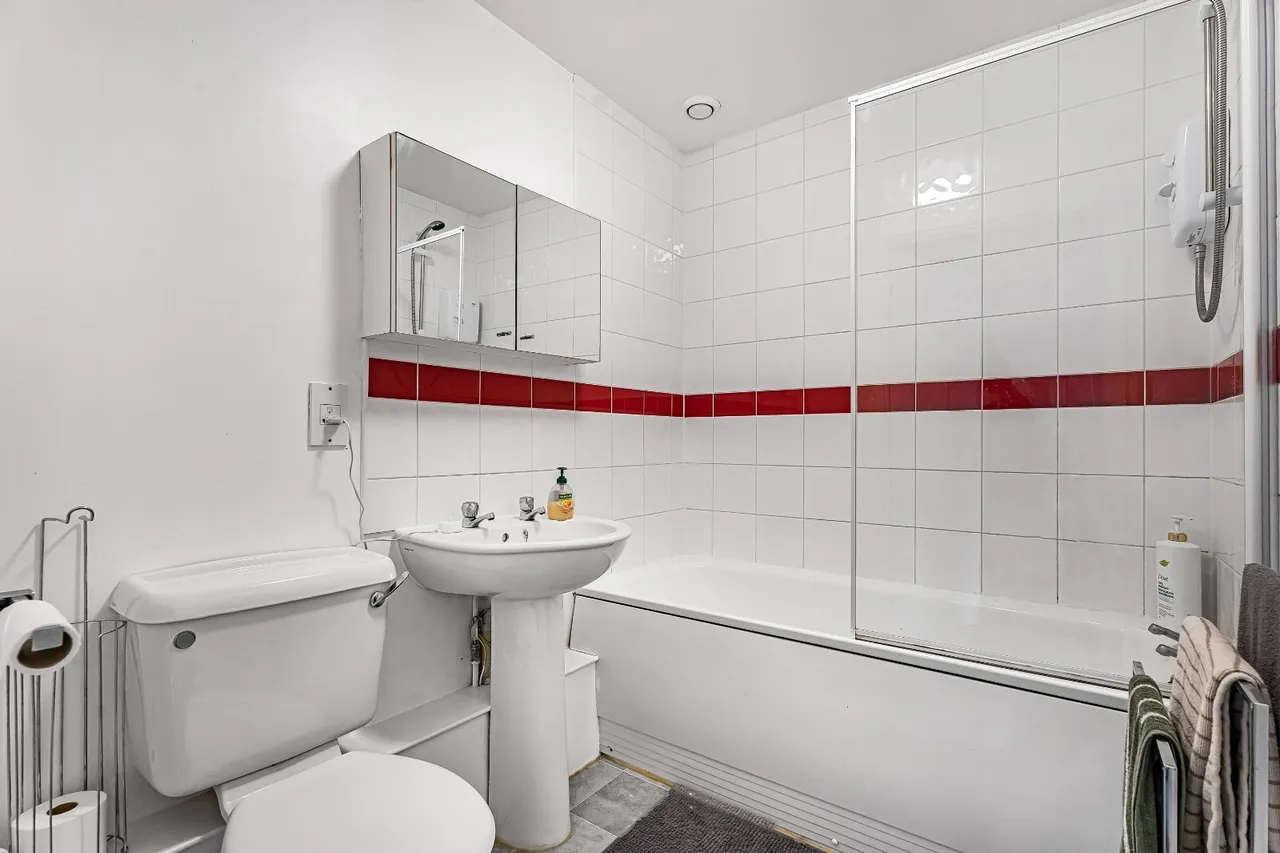 High Street, Brentford, TW8, photo 12
