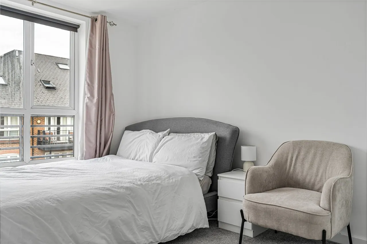 High Street, Brentford, TW8, photo 10