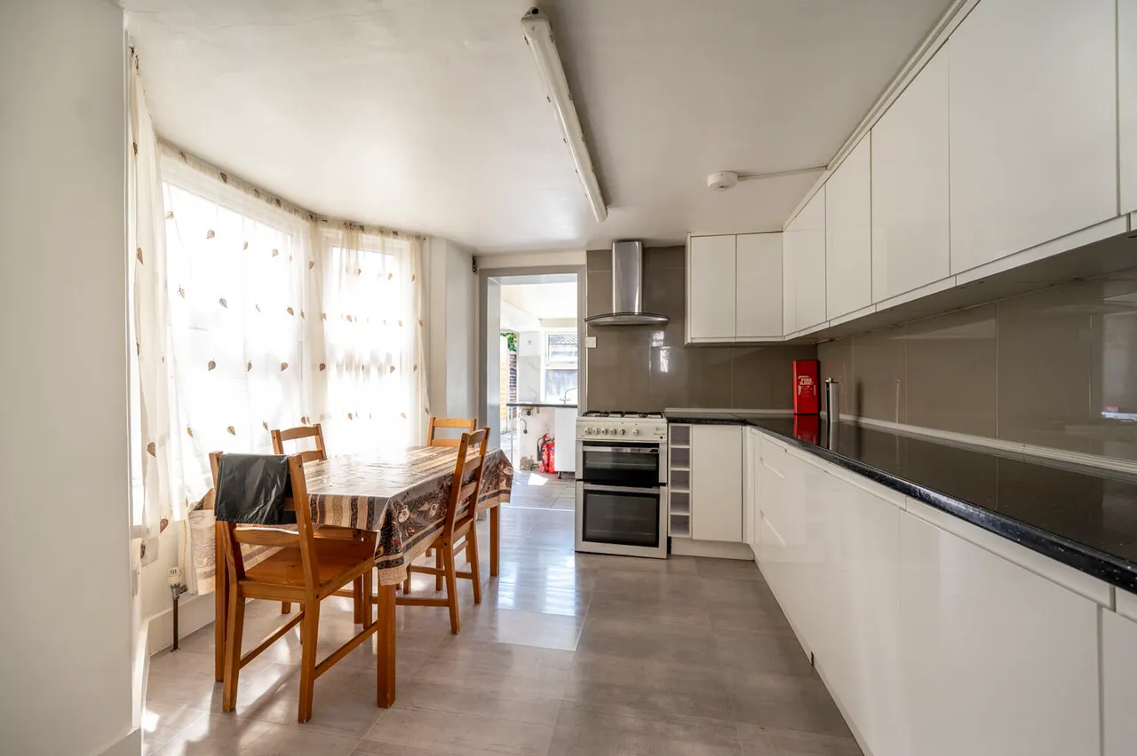 London, E13, photo 2