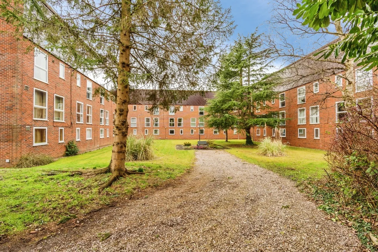 2 bed flat for sale — Shelley Court, Cheadle Hulme, Cheshire, SK8