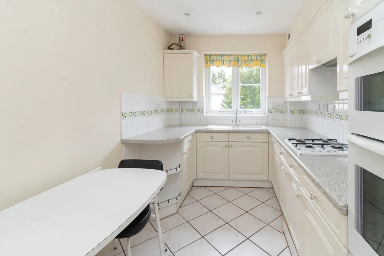 Hale Lane, HA8, photo 3