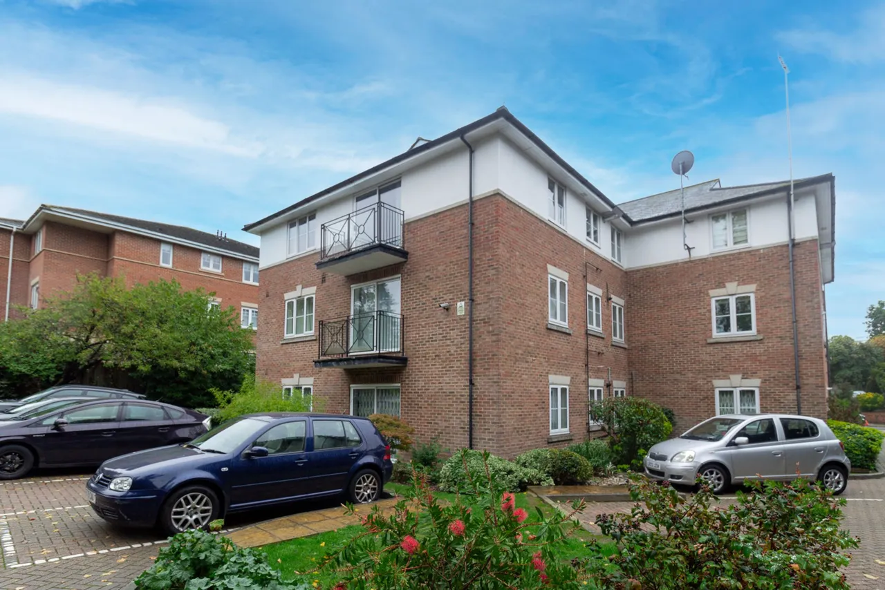 Hale Lane, HA8, photo 8
