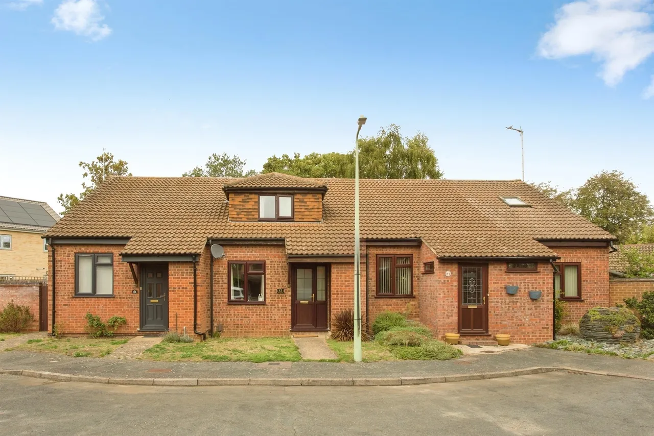 2 bed house for sale — Weston Way, Newmarket