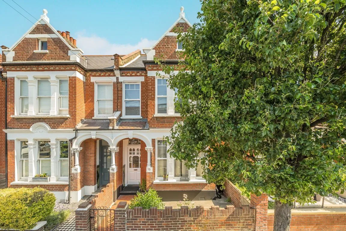 4 bed property for sale, Elmfield Road, SW17