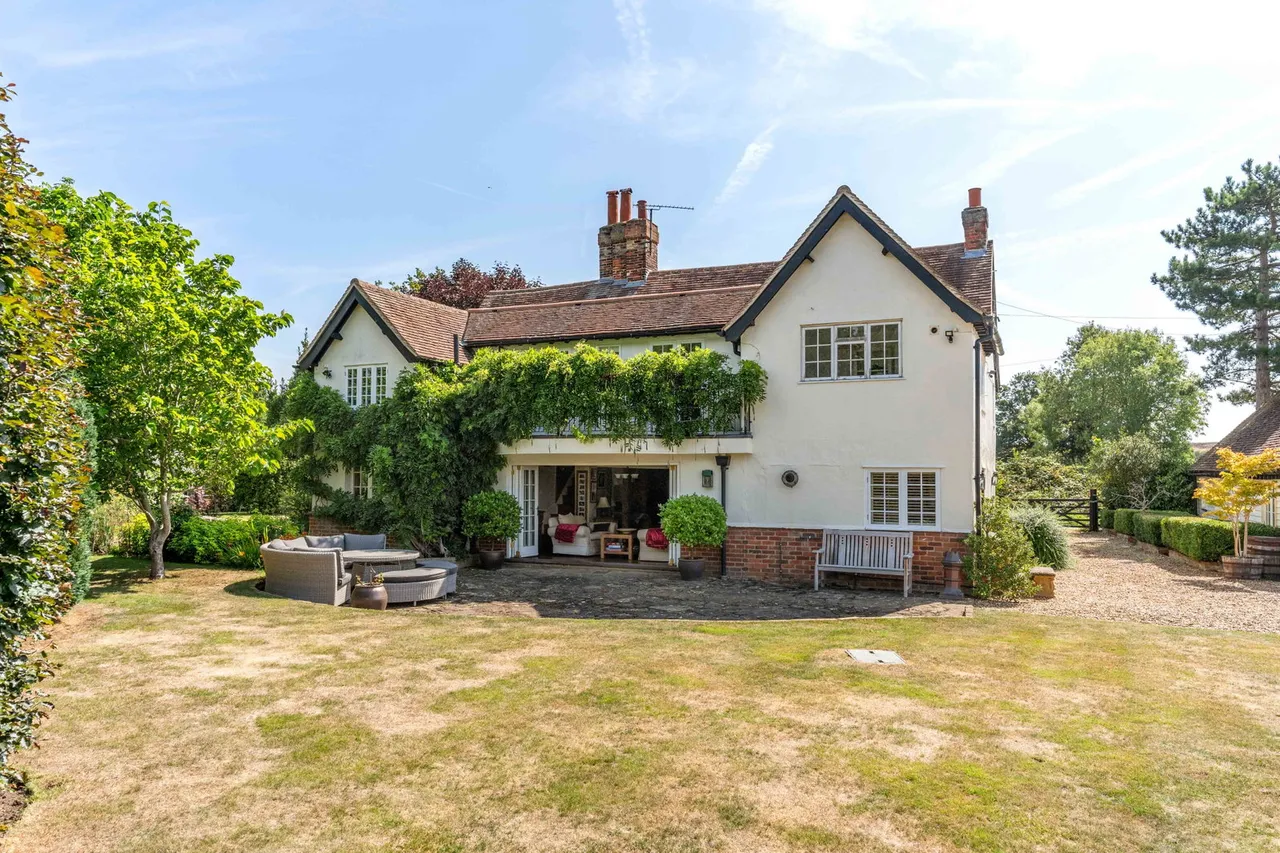 Hazeldene, East End Green, photo 34