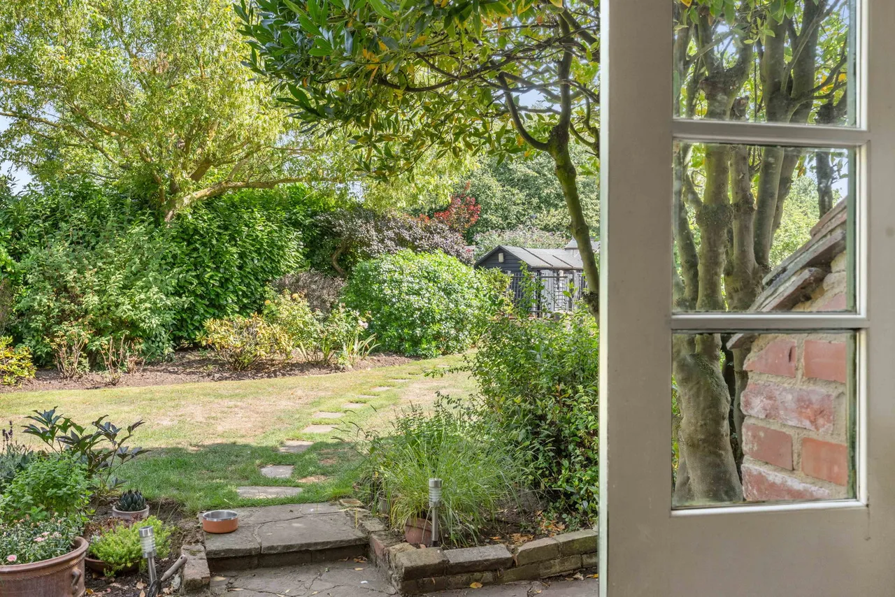 Hazeldene, East End Green, photo 54