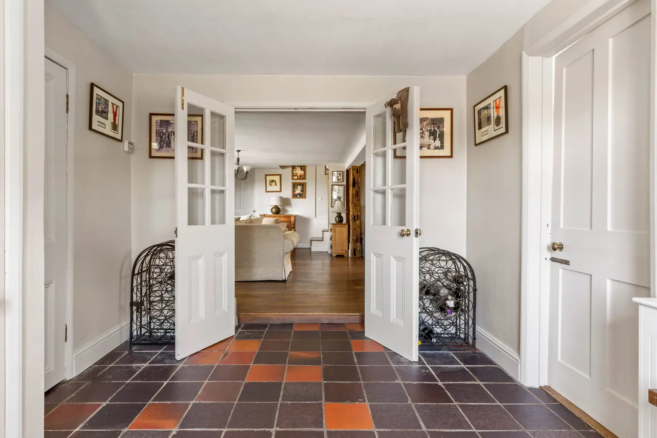 Hazeldene, East End Green, photo 12