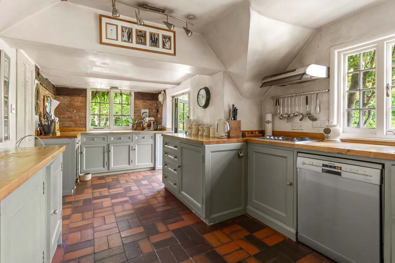 Hazeldene, East End Green, photo 14