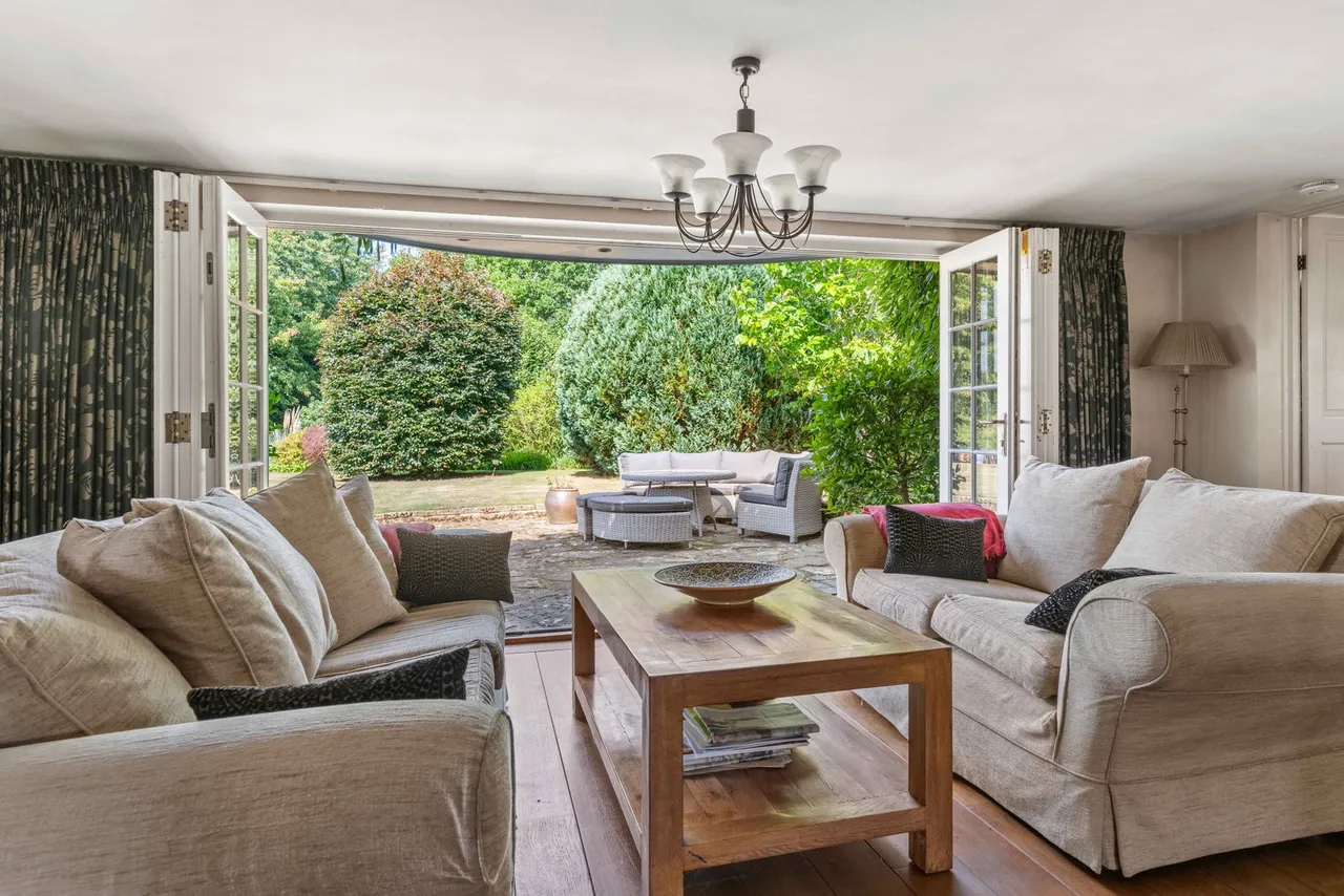 Hazeldene, East End Green, photo 10