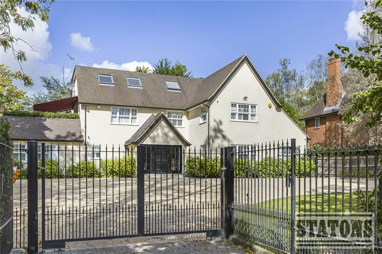 6 bed house for sale — Kentish Lane, Brookmans Park, Hertfordshire, AL9 6NG