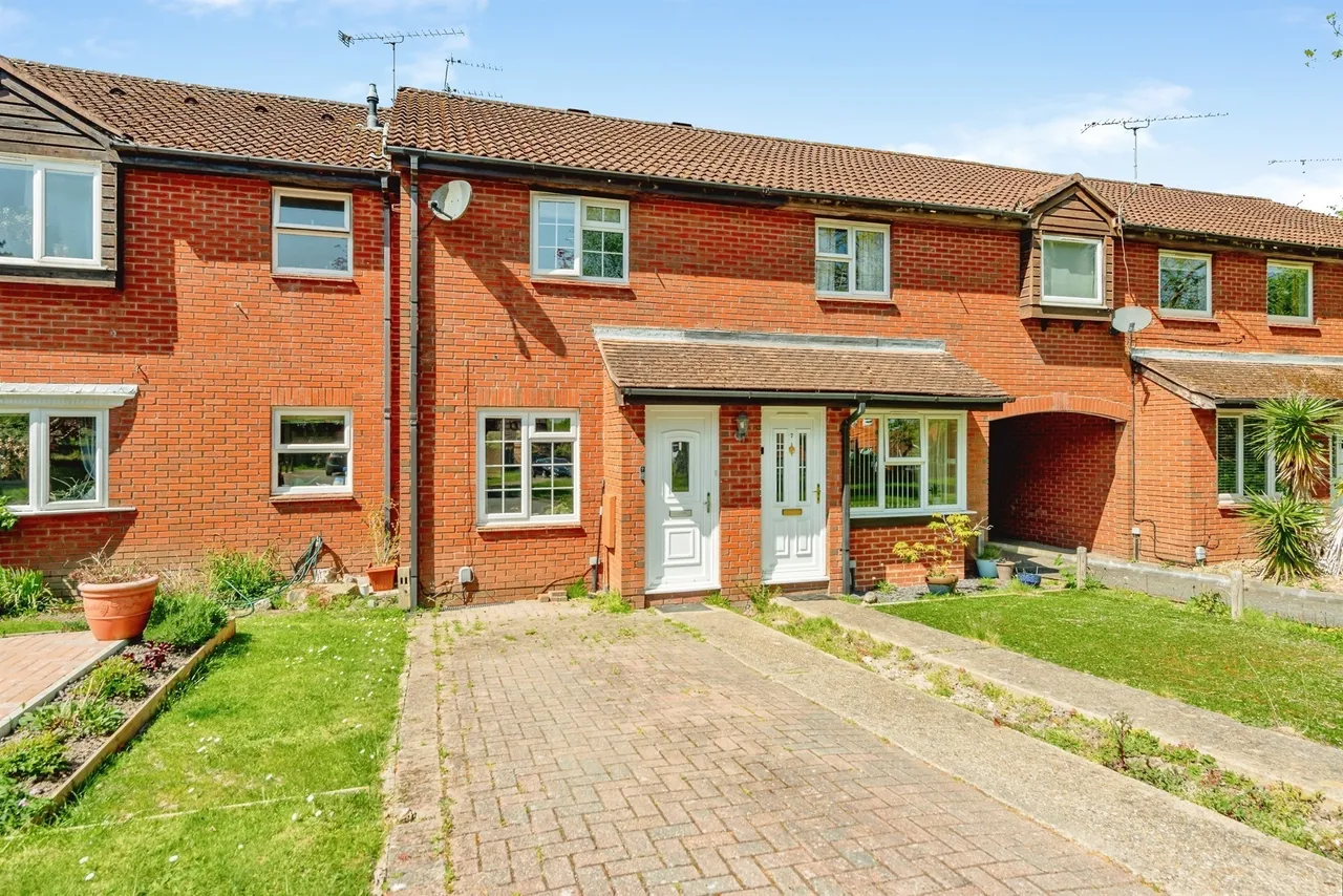2 bed house for sale — Millais Close, Crawley