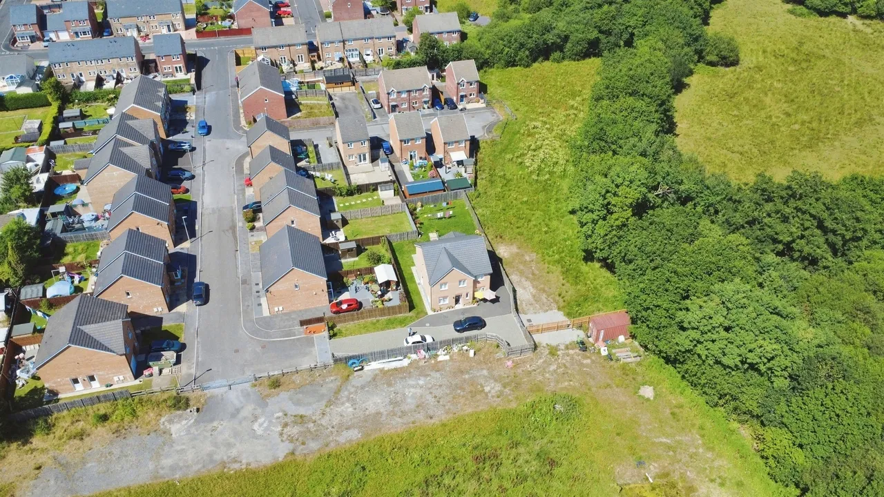 Clos Coed Derw Llanelli, SA14, photo 4