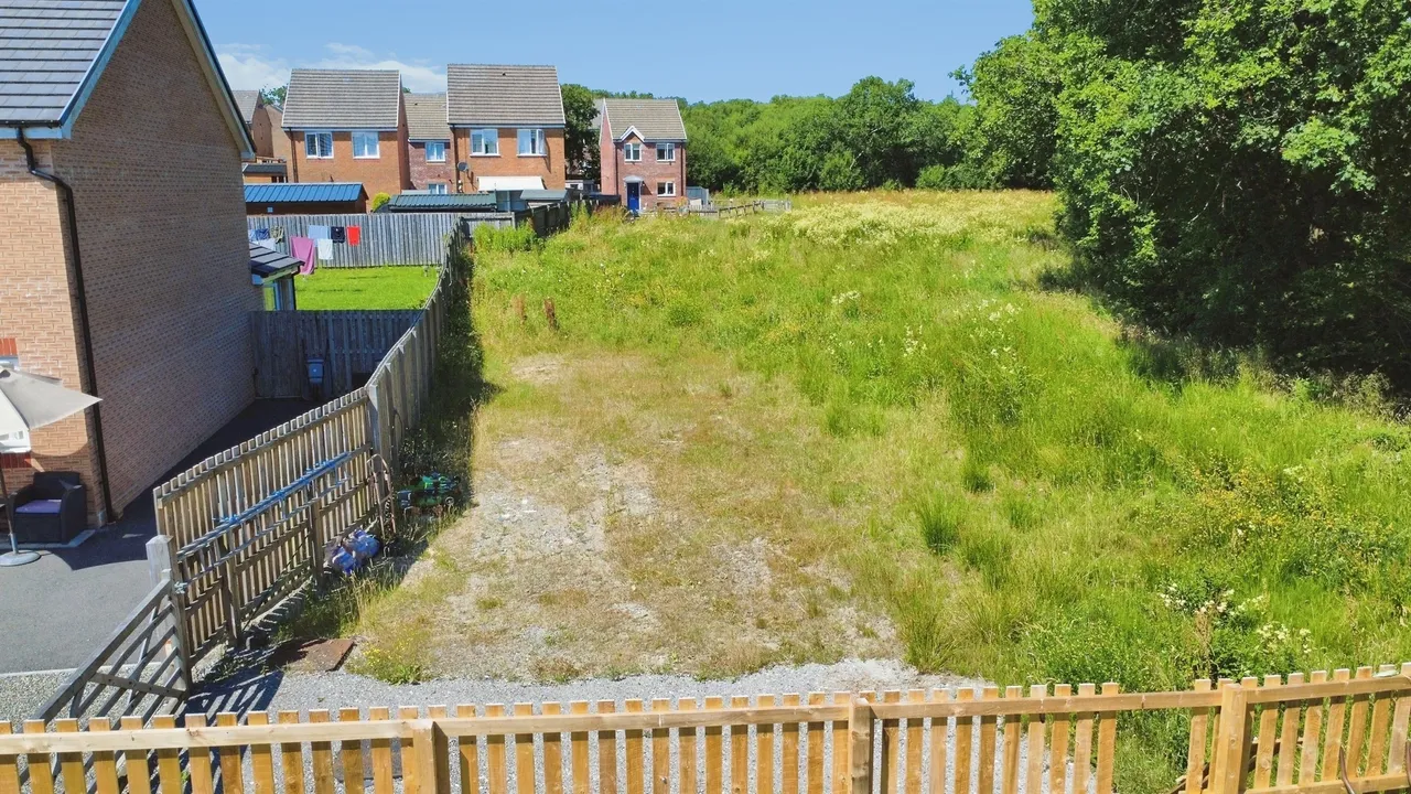 Clos Coed Derw Llanelli, SA14, photo 3