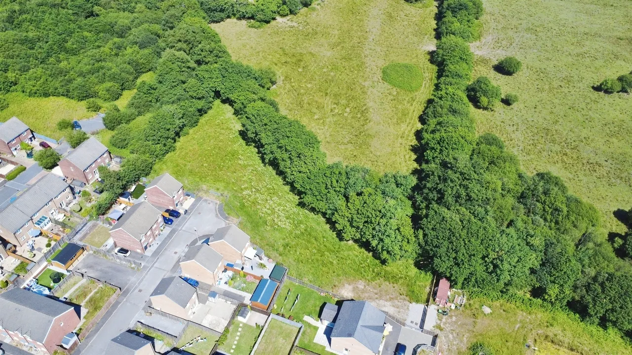 Clos Coed Derw Llanelli, SA14, photo 2