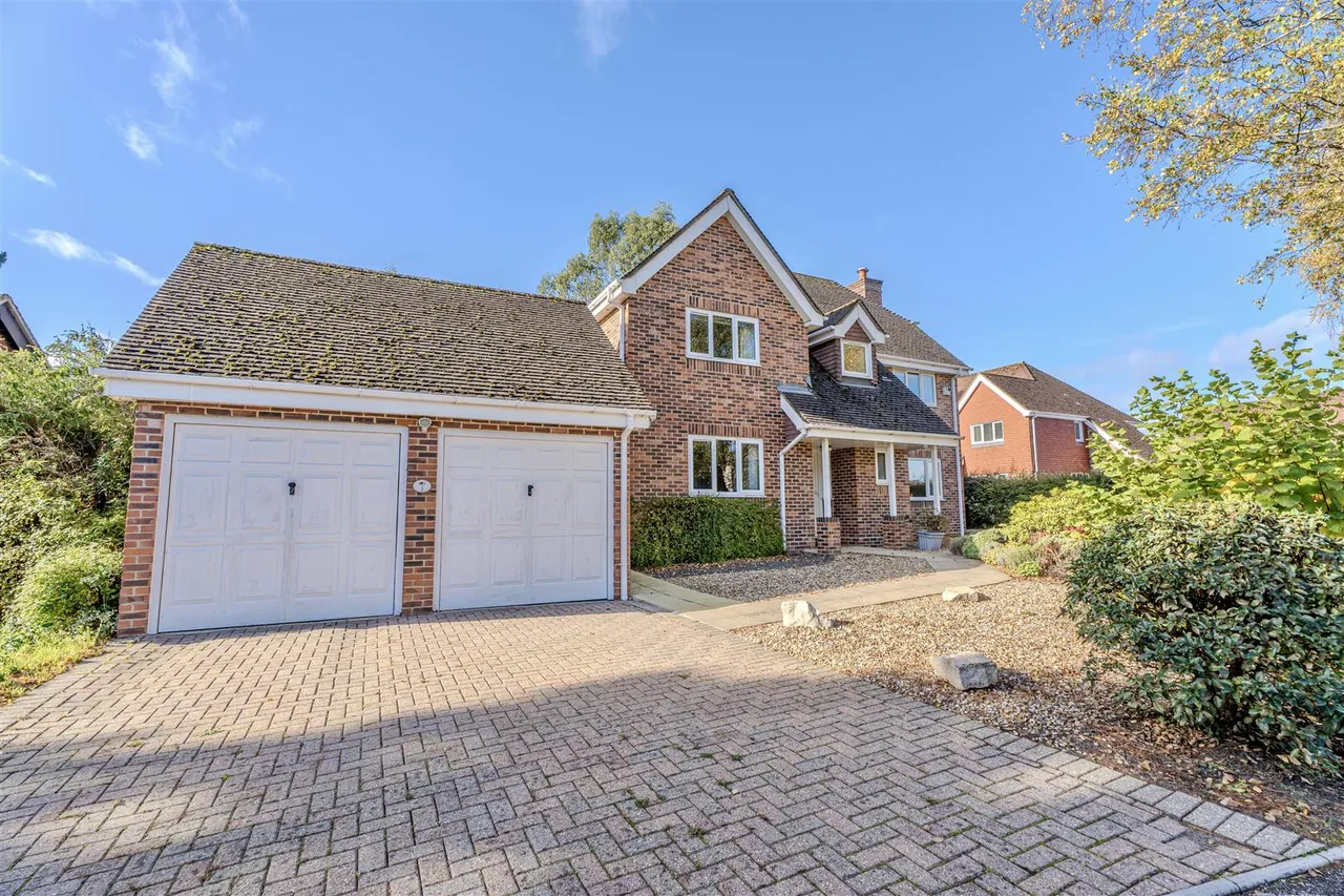 4 bed house for sale, Hobbs Park, St. Leonards, BH24
