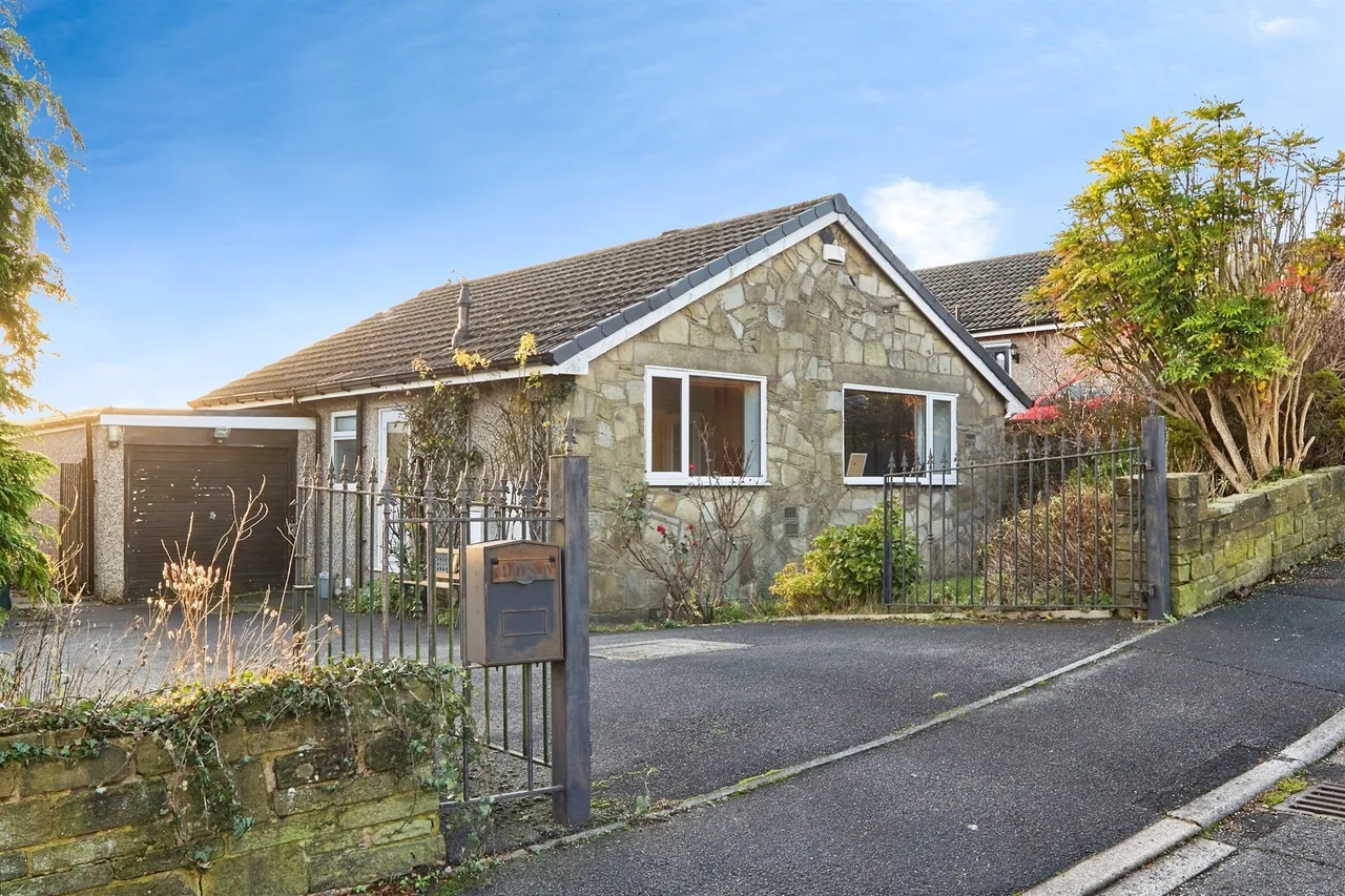 2 bed house for sale, Pendle Road, Bingley, BD16