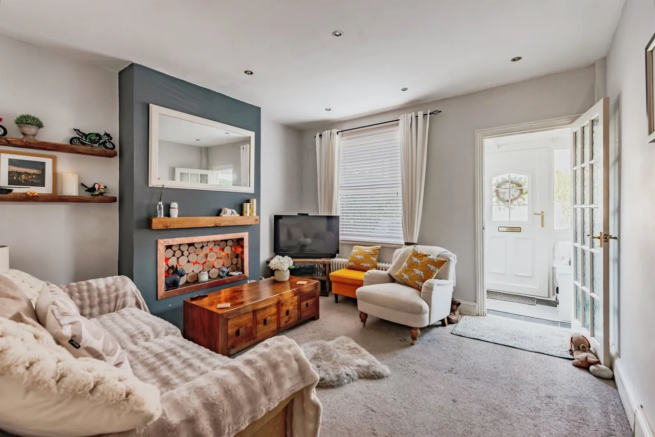 West Street, Crawley, RH11, photo 2