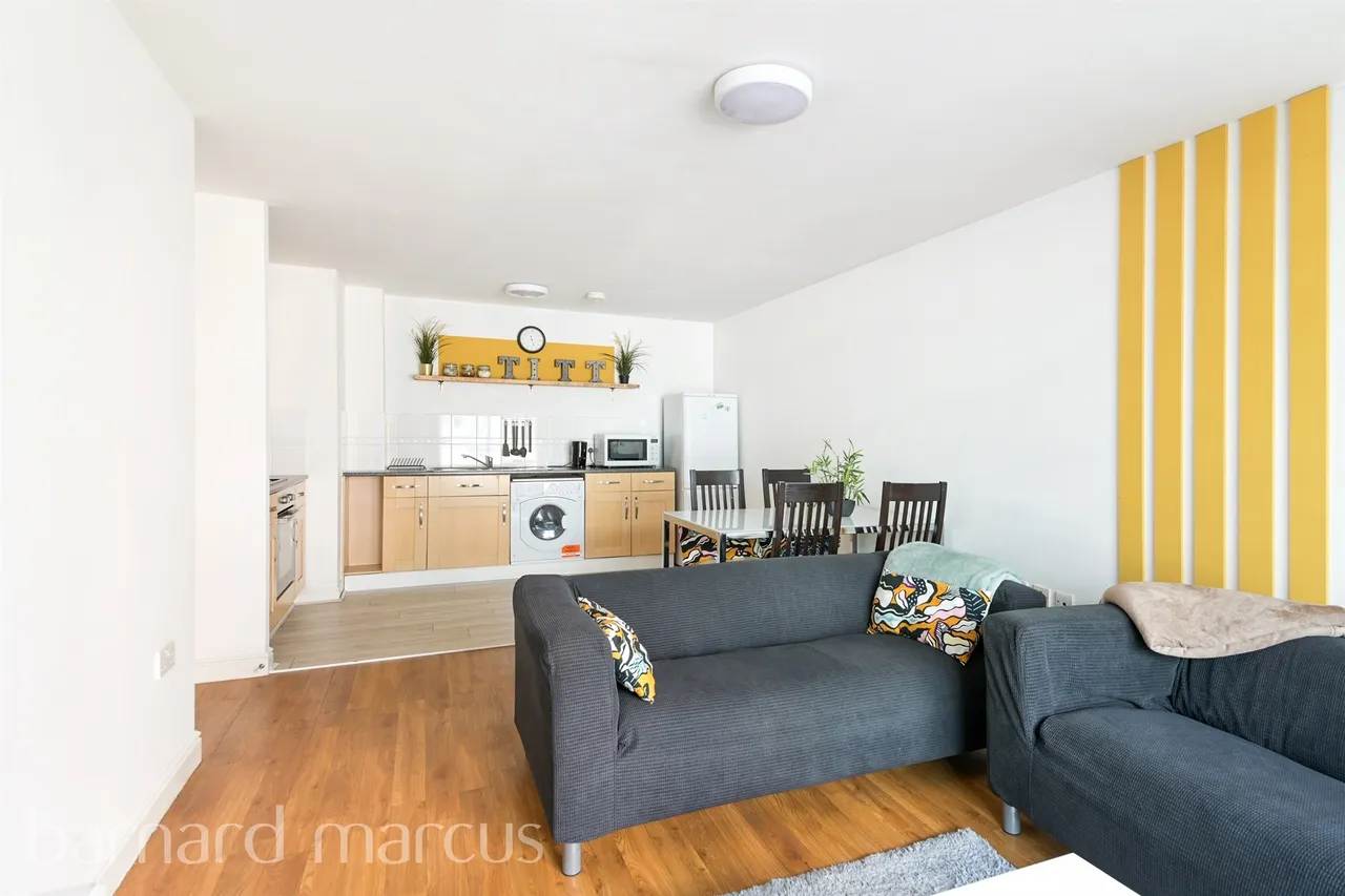 2 bed flat for sale, Station Approach, Epsom, KT19