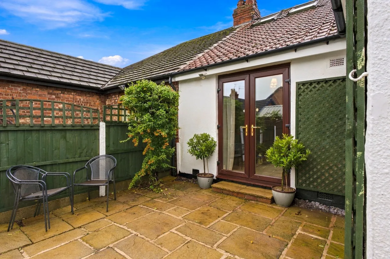 Northenden Road, Sale, M33, photo 16