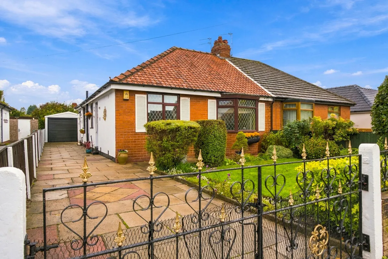 2 bed house for sale, Northenden Road, Sale, M33