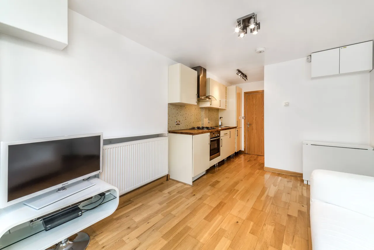 Flat 2, 129 Whitecross Street, London, photo 2