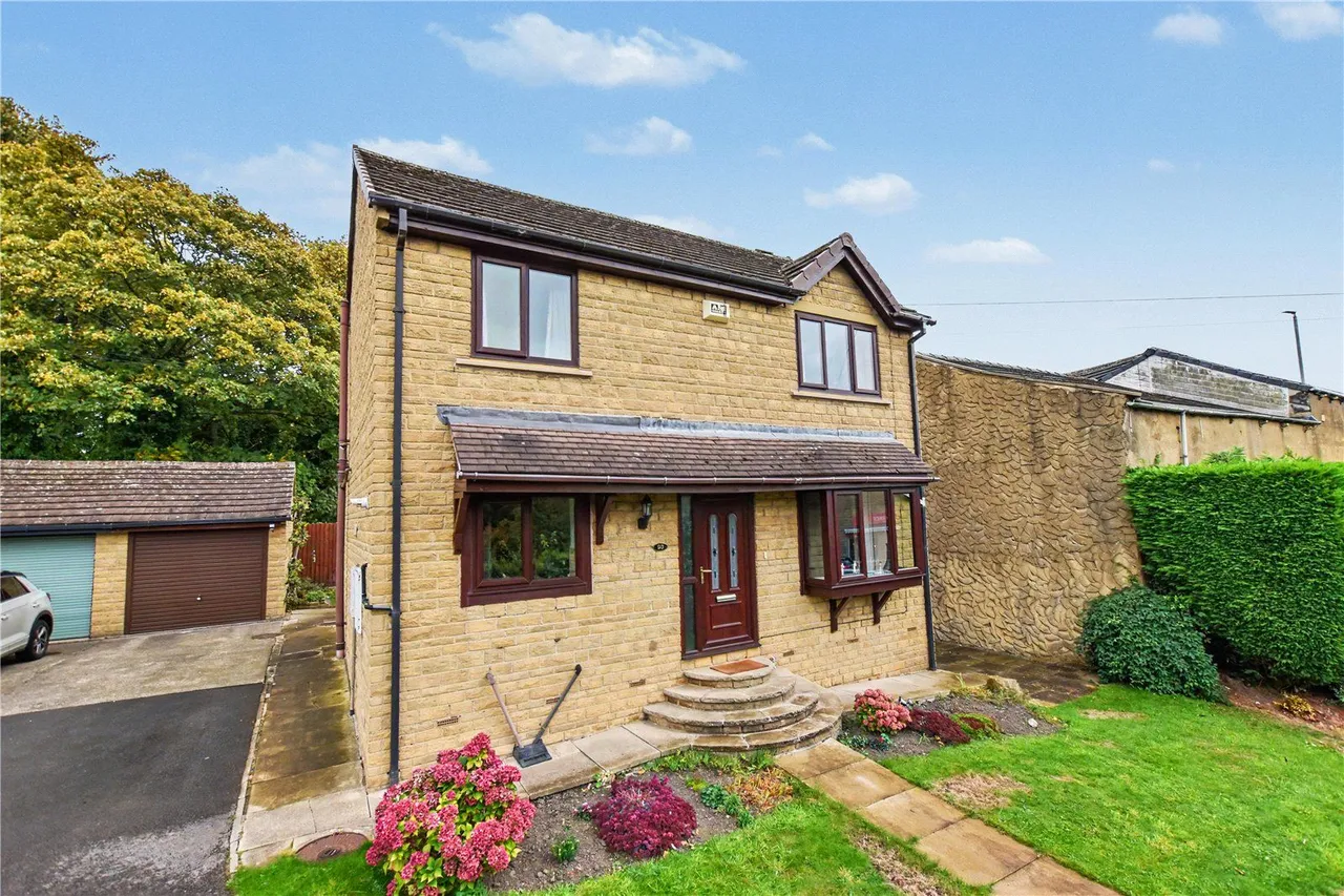 3 bed house for sale, Bradford Road, East Ardsley, WF3