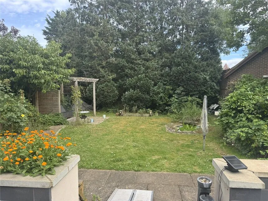 Pinewood Drive, Staines-upon-Thames, Surrey, TW18, photo 2