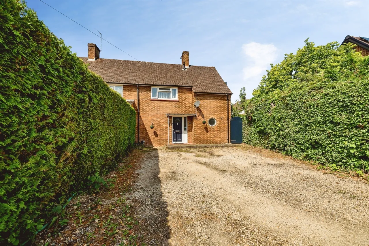 2 bed house for sale — Burlington Road, Burnham