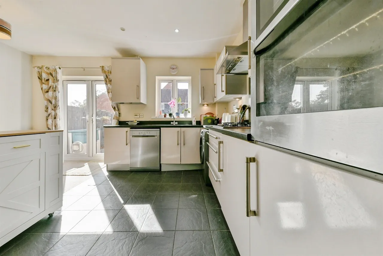 Pembridge Gardens, Bragbury End, SG2, photo 19