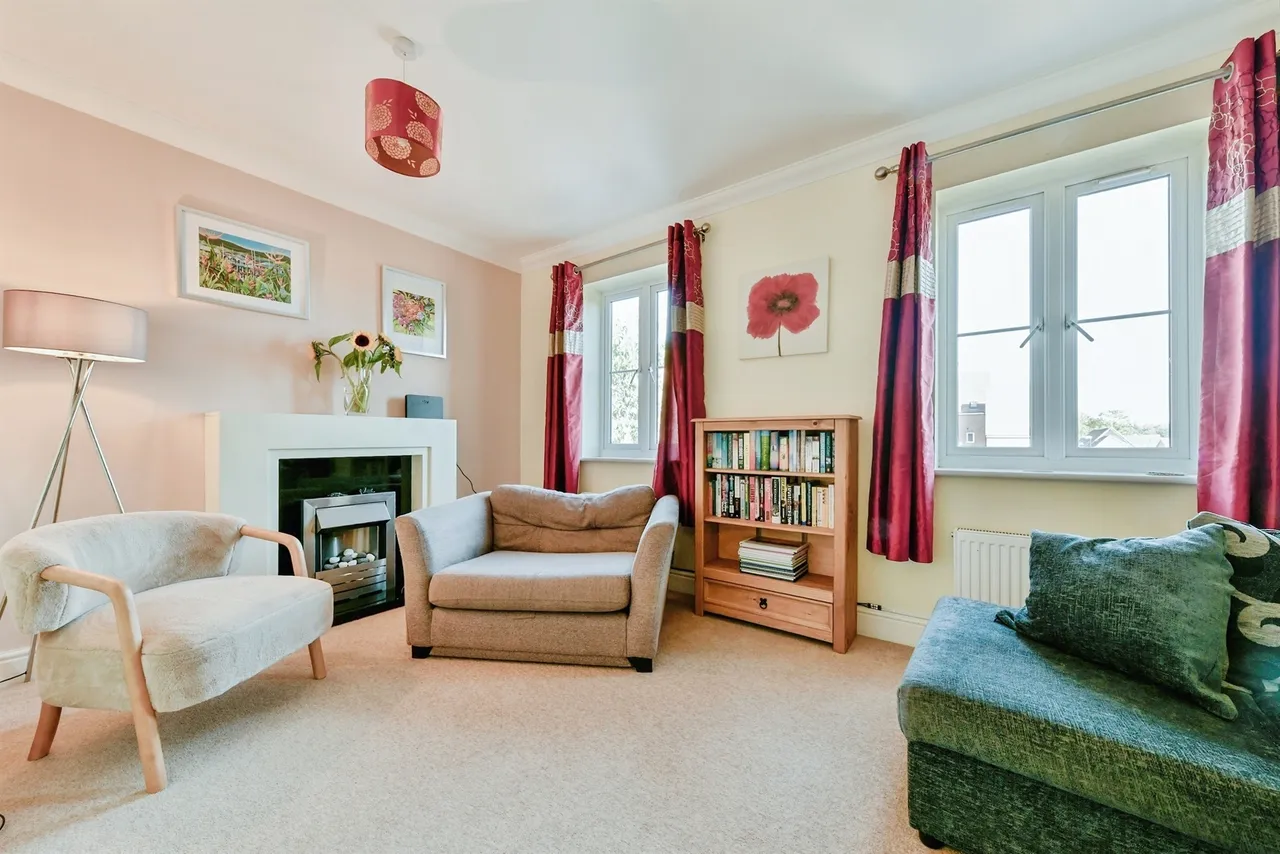 Pembridge Gardens, Bragbury End, SG2, photo 2