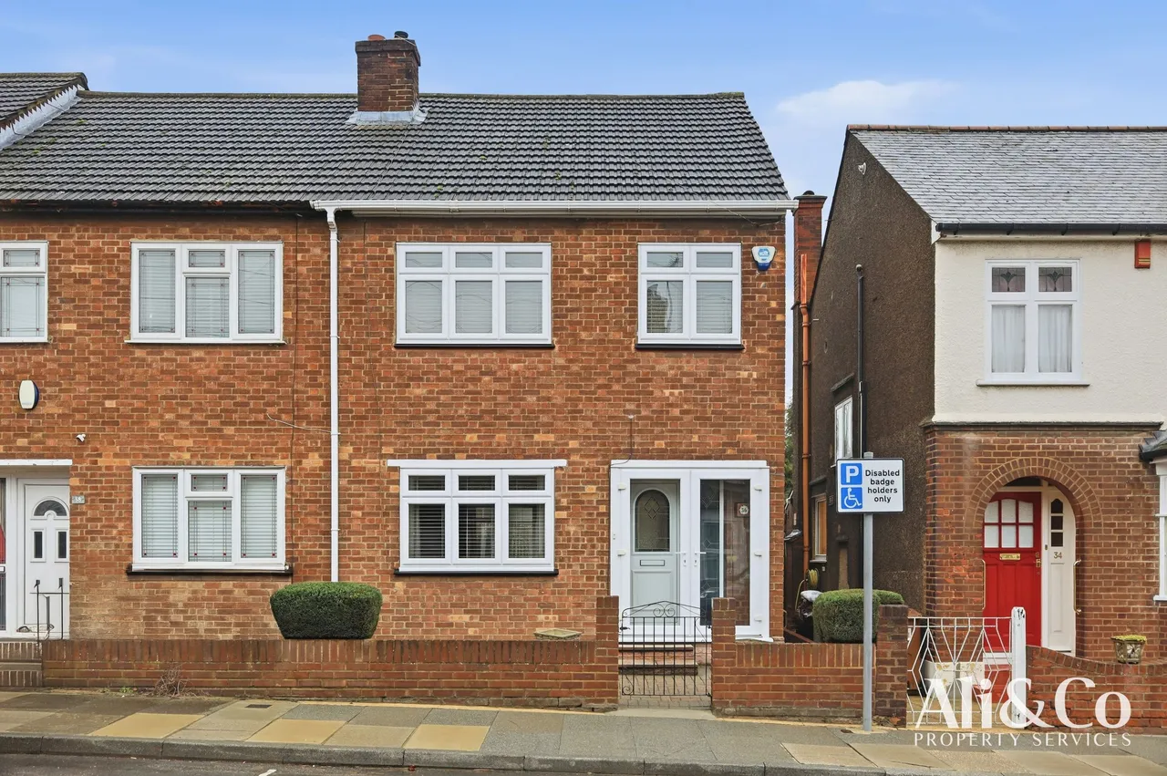 3 bed house for sale — South View Road, Grays, Essex, RM20 4AT