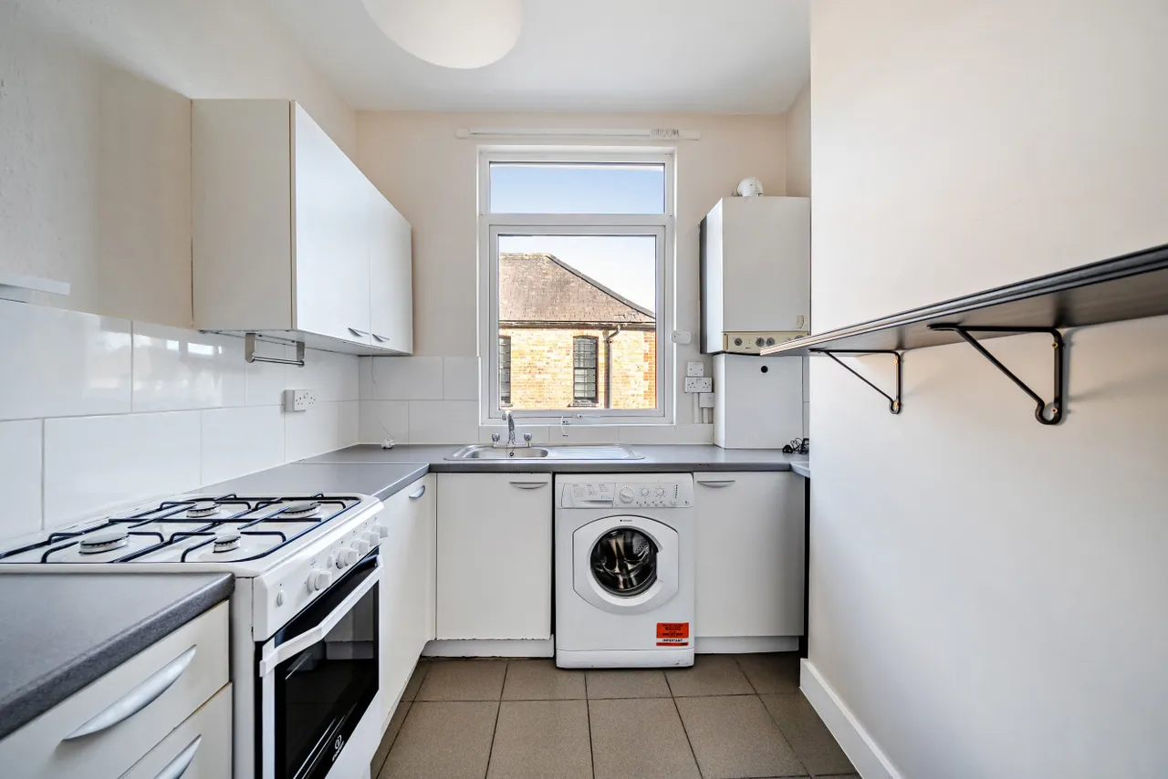 1 bed property to rent — Tooting High Street, London, SW17