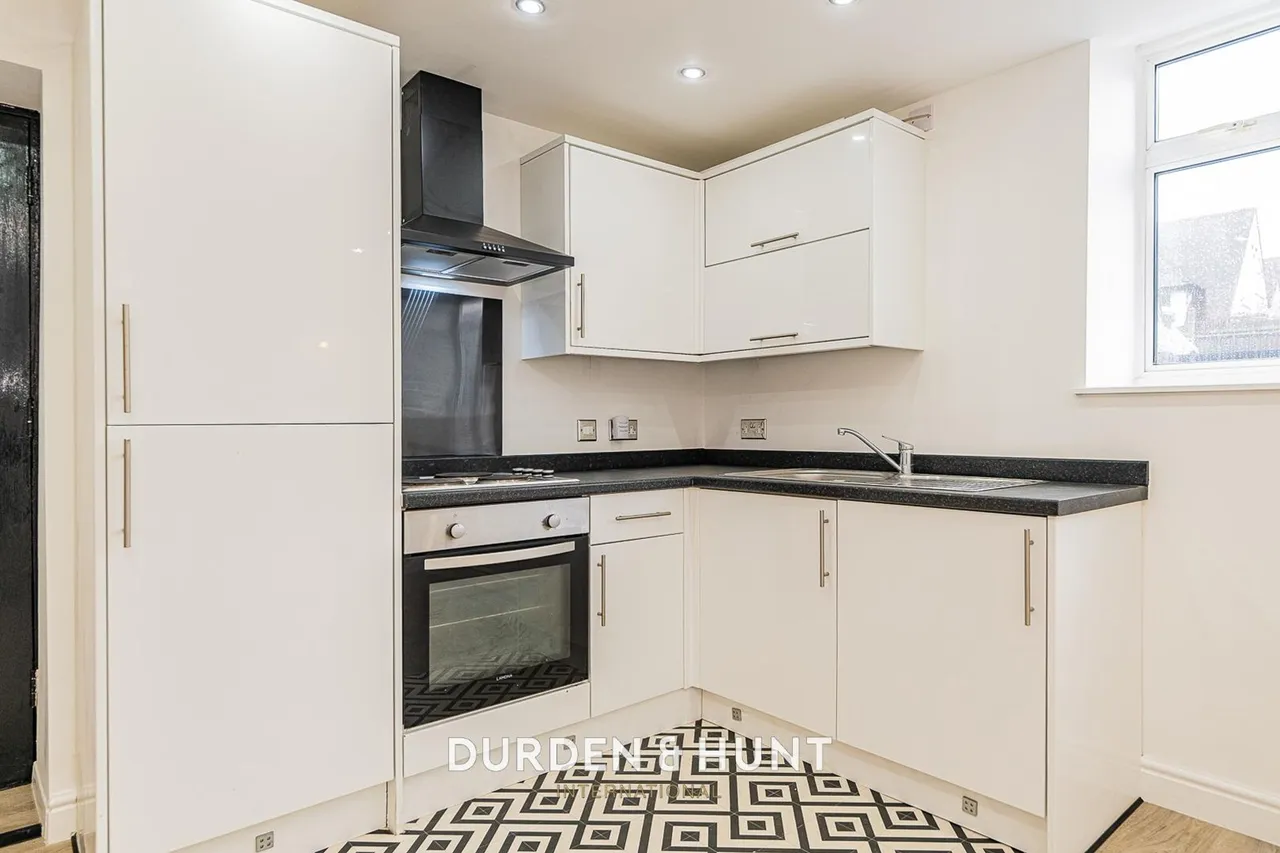 High Road, Woodford Green, IG8, photo 3