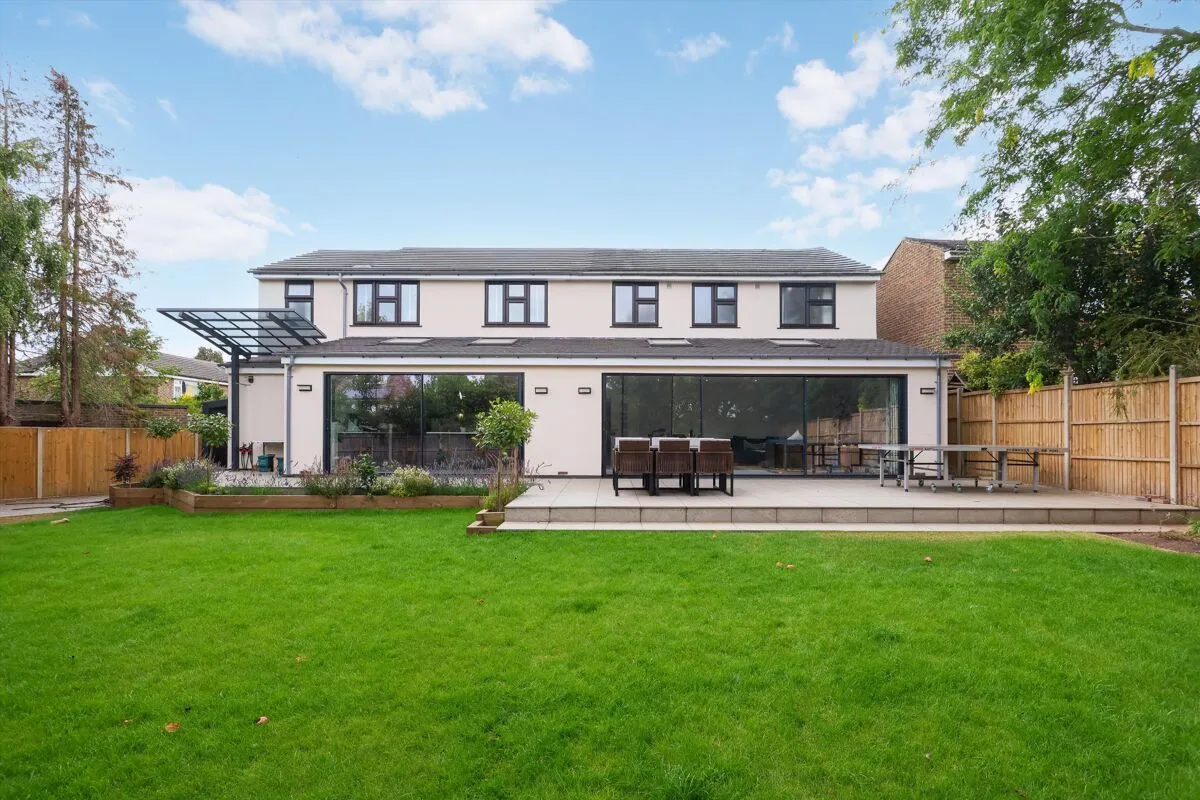 4 bed house to rent, Elm Gardens, Claygate, KT10
