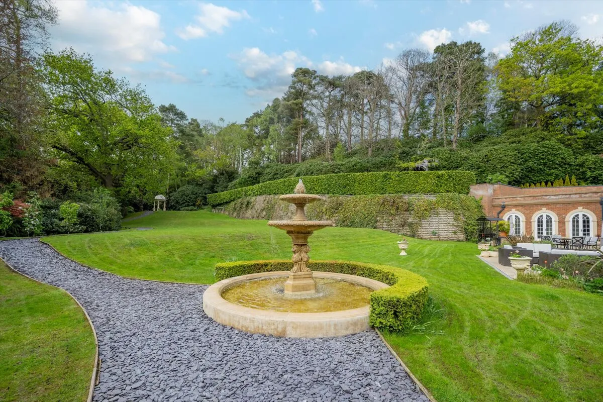 Golf Club Road, St George's Hill, KT13, photo 21