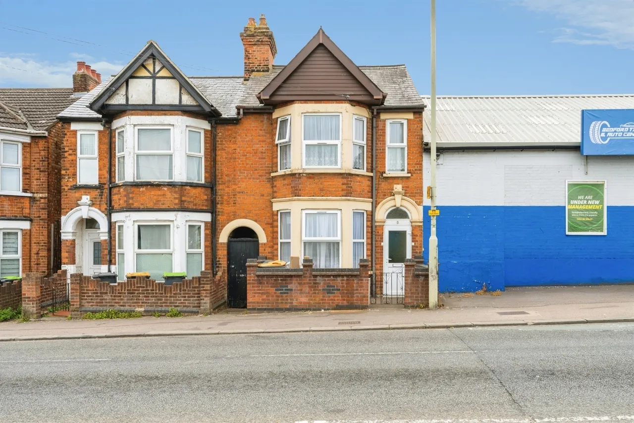 3 bed house for sale — London Road, Bedford