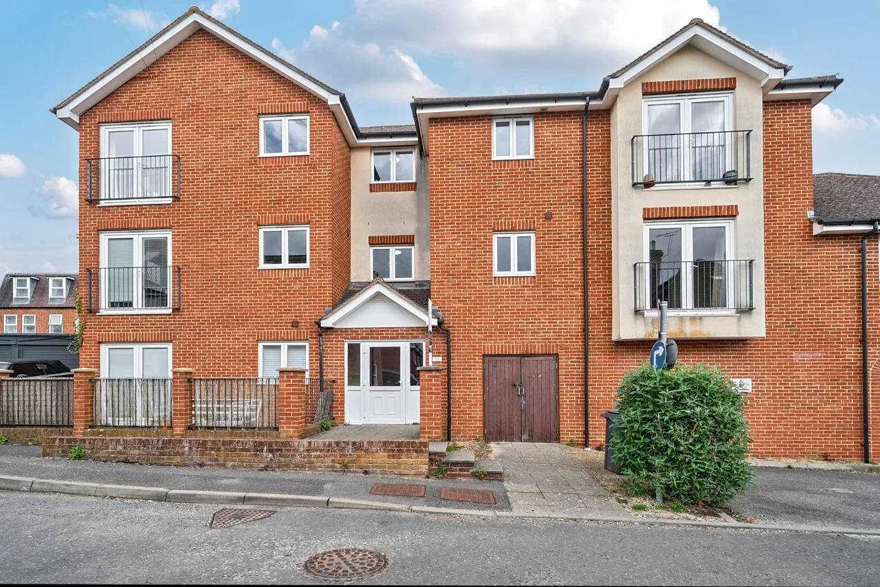 2 bed flat for sale, St. James Road, Fleet, GU51