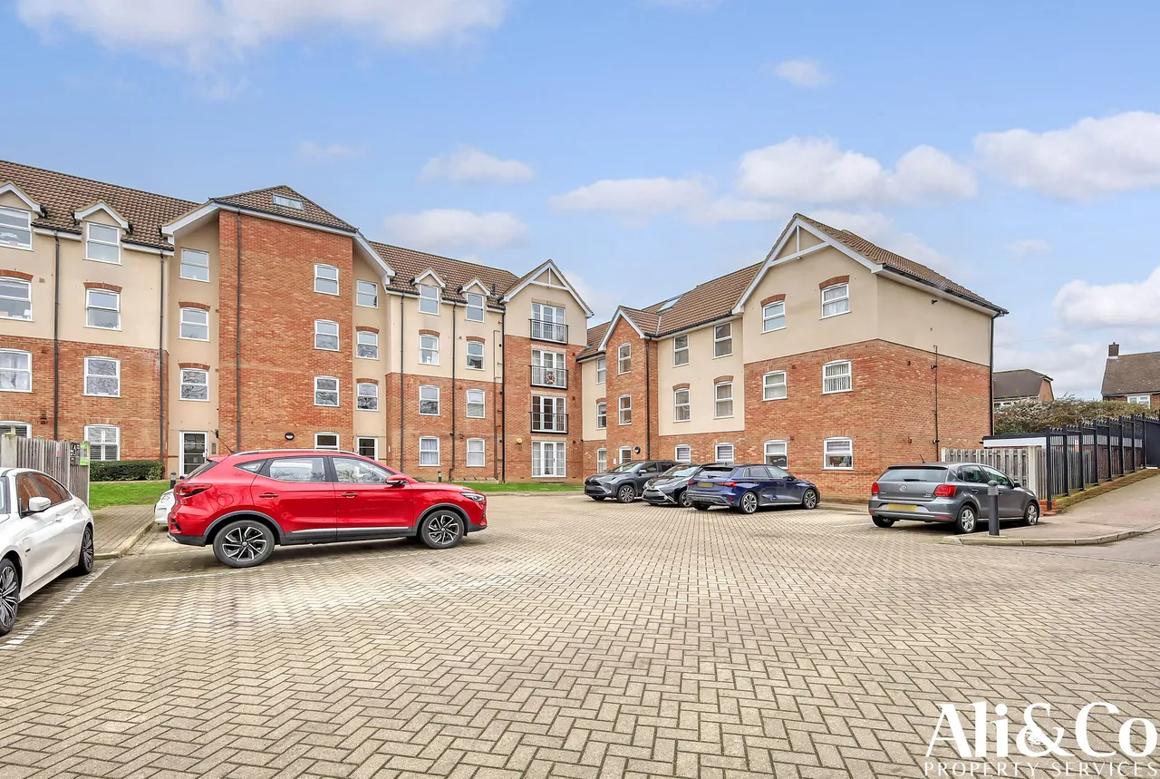 2 bed flat for sale — Sartoria Court, Grays, Essex, RM17 5AA