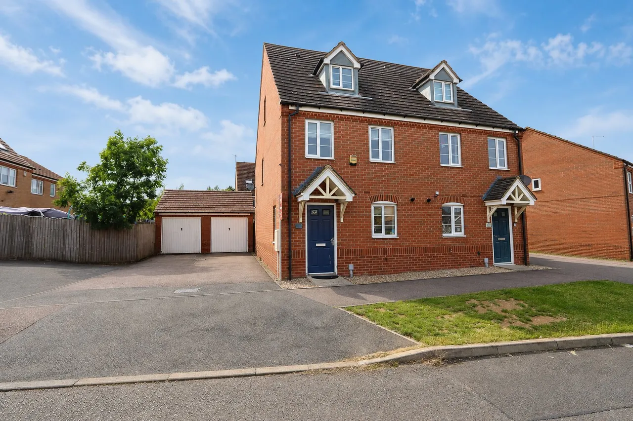3 bed house for sale — Dunnock Road, Corby, NN18