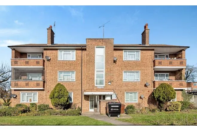 2 bed flat for sale, Fryent Way, London, NW9