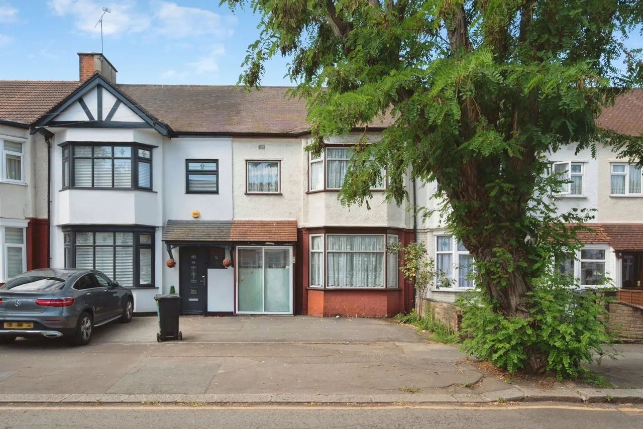 3 bed house for sale — Roll Gardens, Ilford, IG2