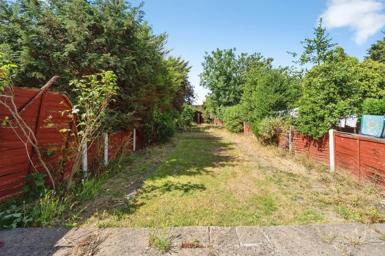 Roll Gardens, Ilford, IG2, photo 17