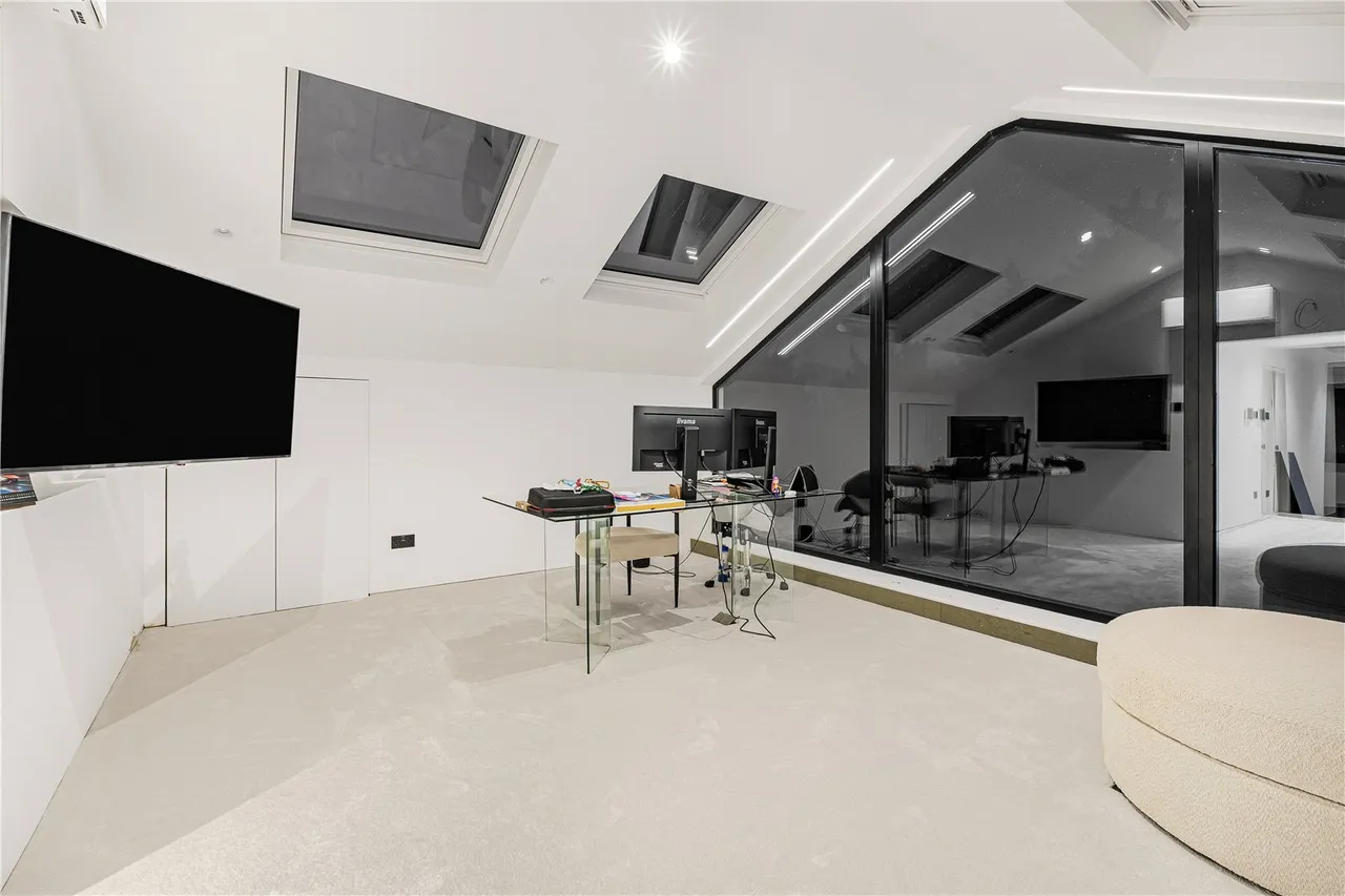 Parkgate Avenue, Hadley Wood, EN4, photo 48
