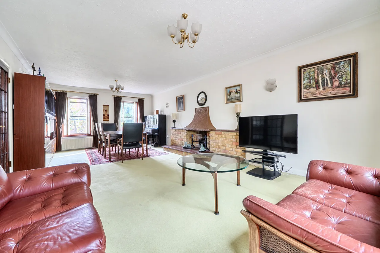 St. Huberts Close, Gerrards Cross, SL9, photo 2